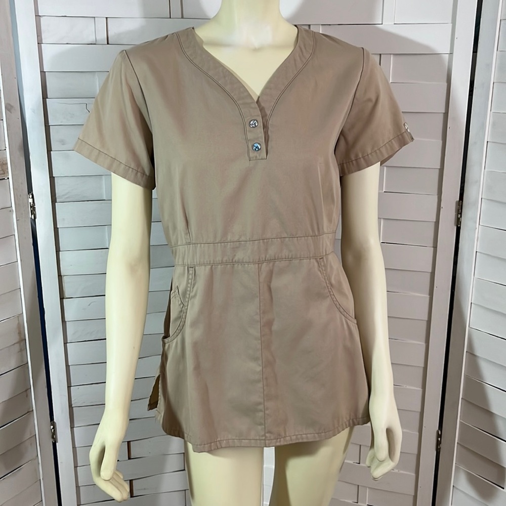 Koi tan with butterfly snaps scrub top size m